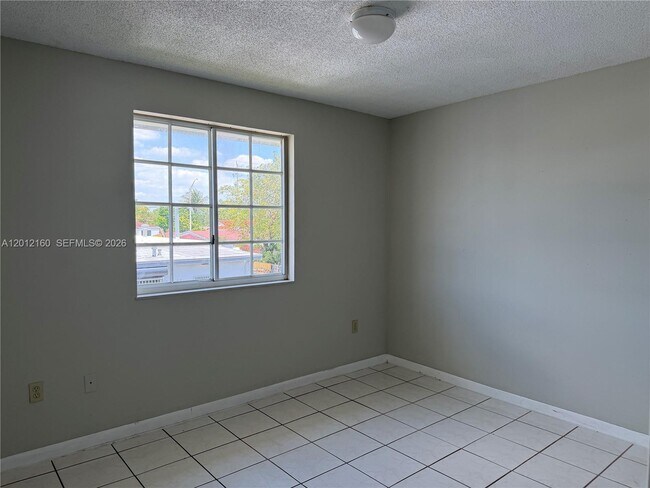 Building Photo - 837 SE 8th Ct