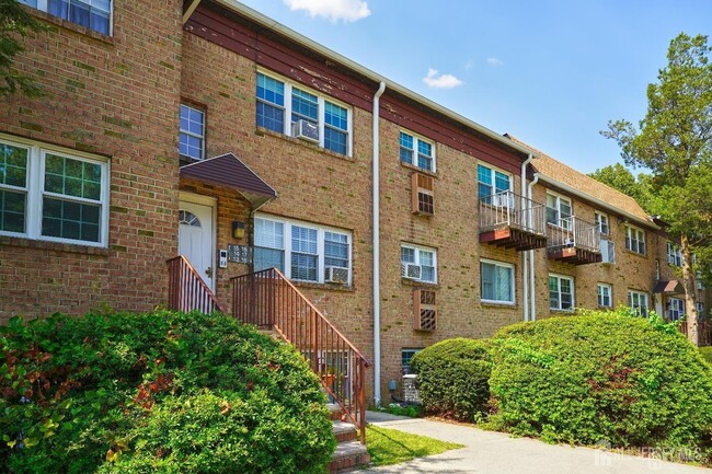 Building Photo - 18 College Dr