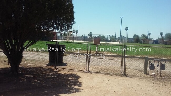 Building Photo - 3 Bed, 2 Bath Townhouse for Rent on the East Side (Escalante/Kolb)