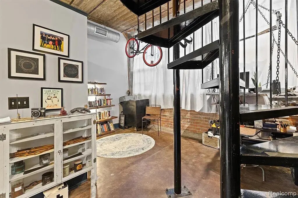 Building Photo - 5766 Trumbull St