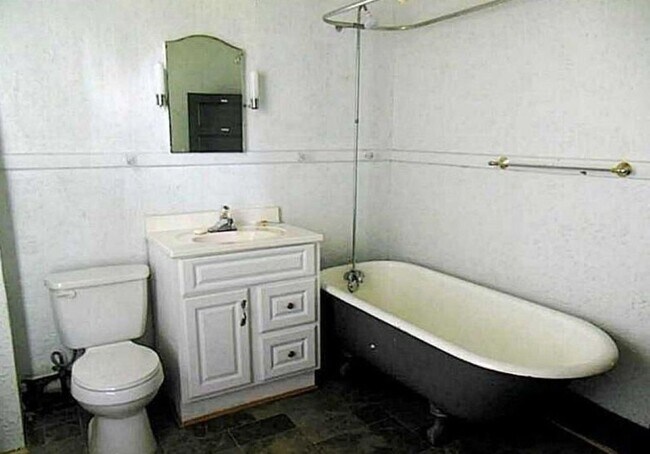 Building Photo - Spacious 1 Bedroom Apartment in Euwanee Park