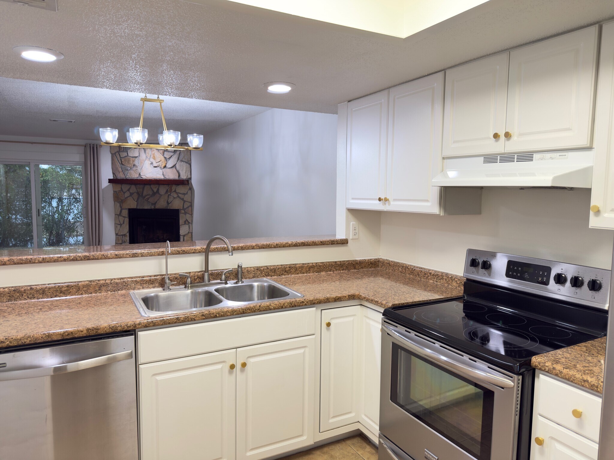 Kitchen - 27 Court Dr