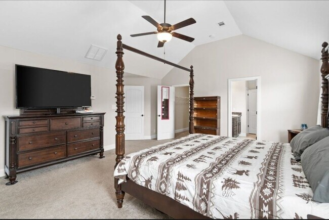 Building Photo - Spacious 5BR House in Clarksville