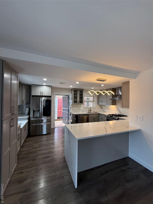 Building Photo - 1090 Pelham Pkwy S