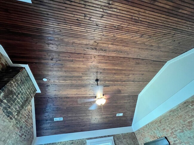 Building Photo - 301 N Main St