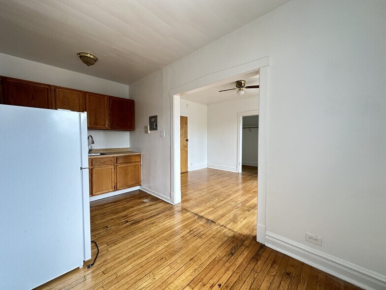Building Photo - 2432 N Linden Pl