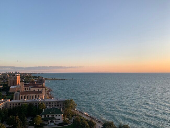 Building Photo - 6325 N Sheridan Rd