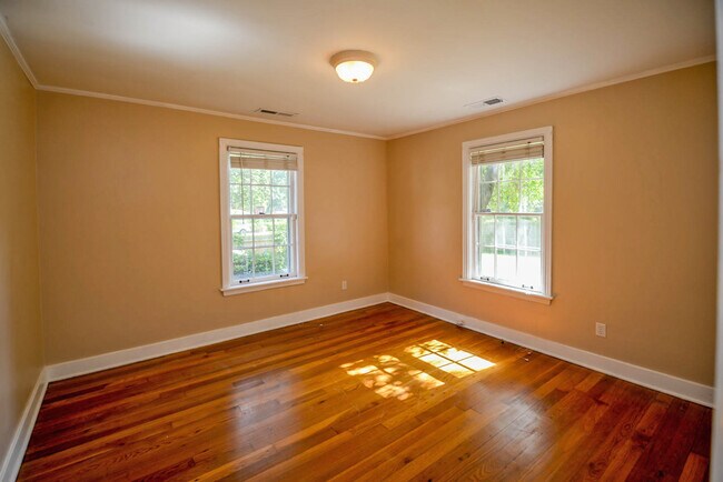 Building Photo - 3590 Shirlwood Ave