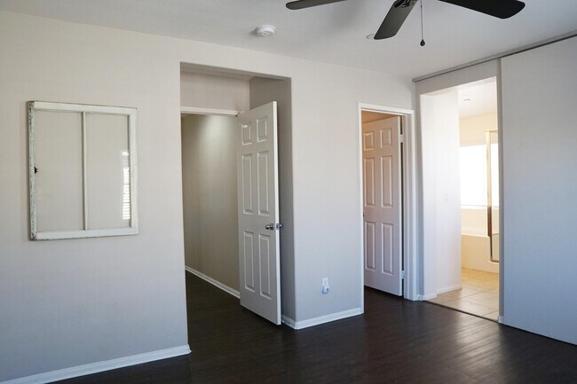 Building Photo - 510 Calle Vibrante