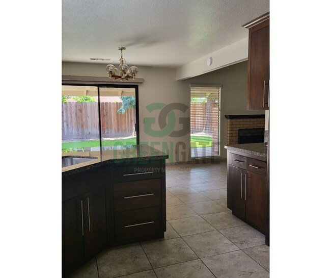 Building Photo - 2428 Woodvale Dr