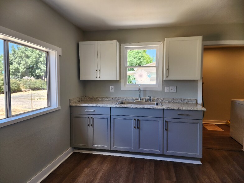 Building Photo - 646 Lois St