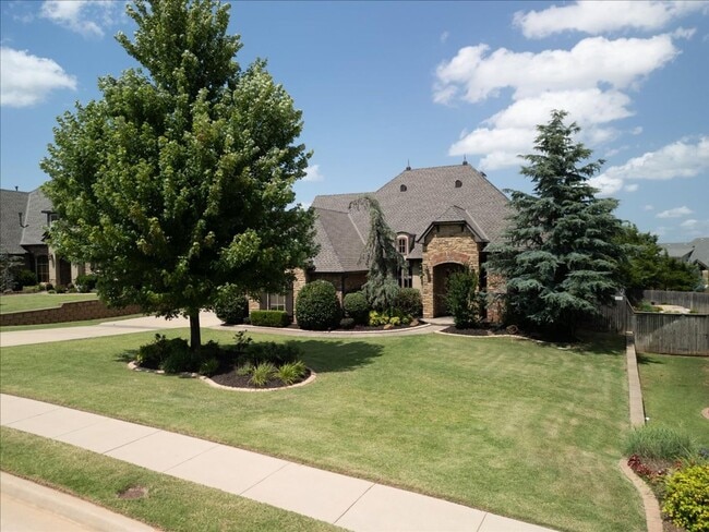 Building Photo - Gorgeous Executive Home - Open Plan - Stor...