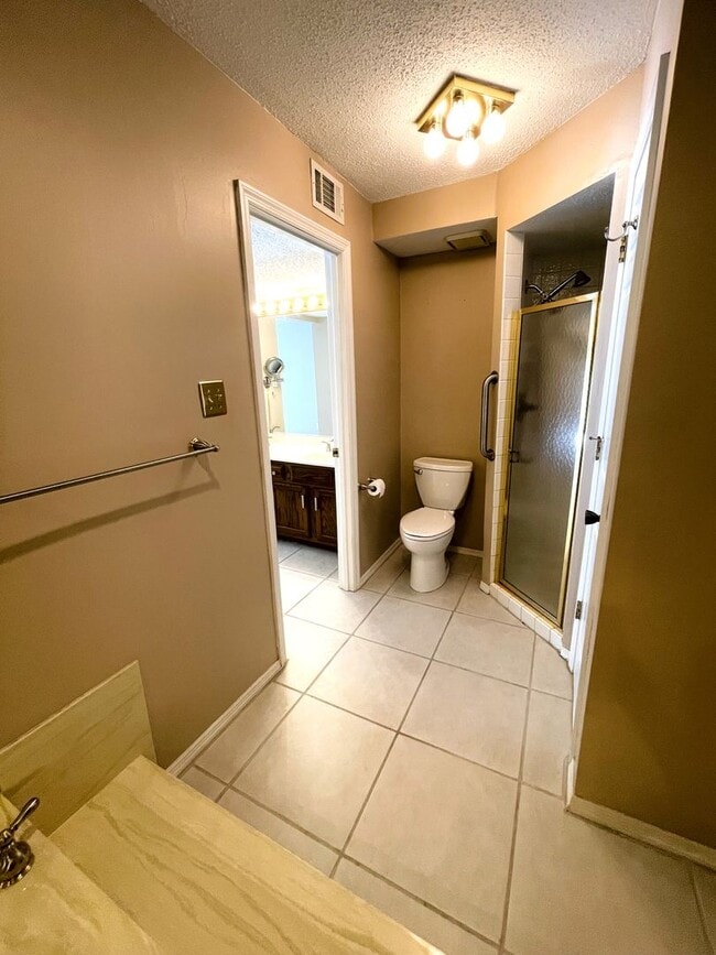 Building Photo - Ladue Schools - Spacious 2B/2B CONDO in Br...
