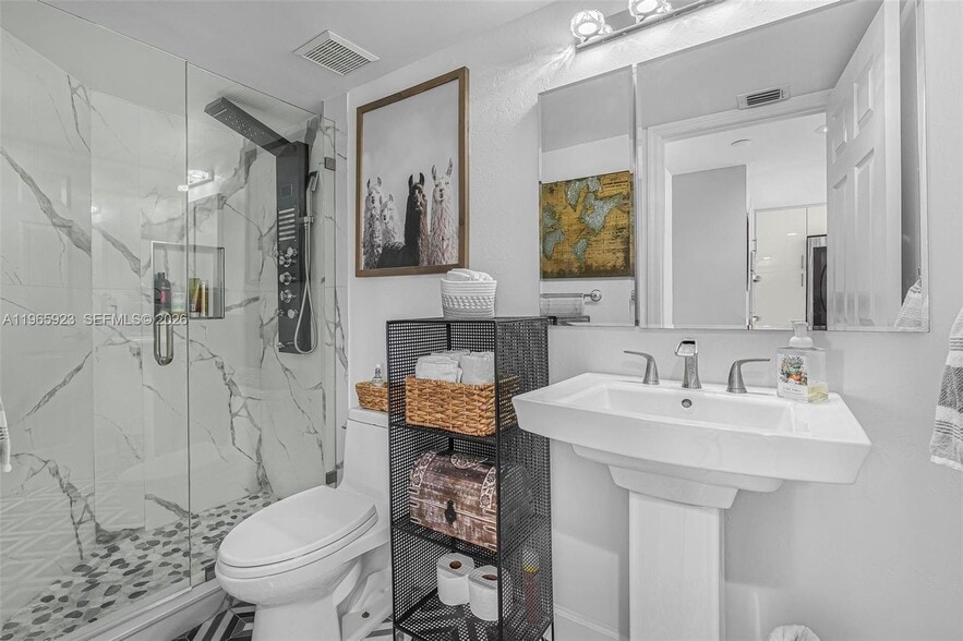 Building Photo - 3500 Mystic Pointe Dr