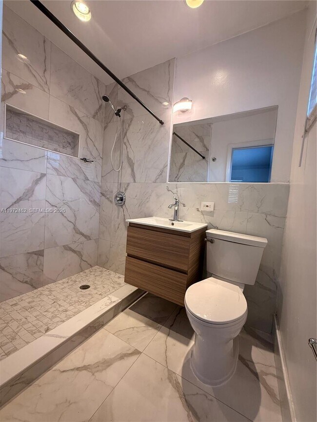 Building Photo - 2818 Bahama Dr