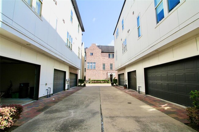 Building Photo - 2045 Fannin St