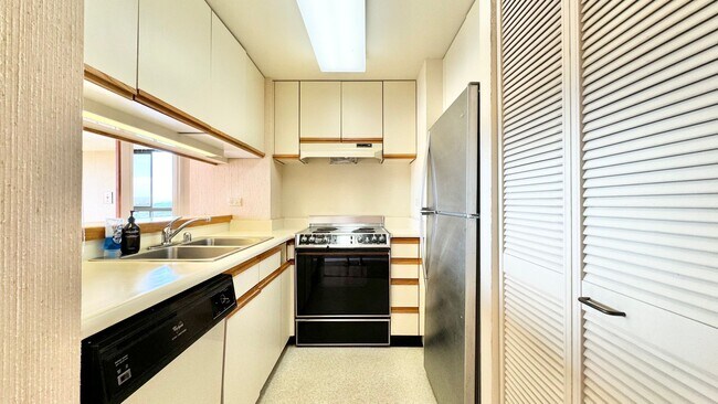 Building Photo - HIGHLY DESIRABLE 2 BED/2 BATH SPECTACULAR ...