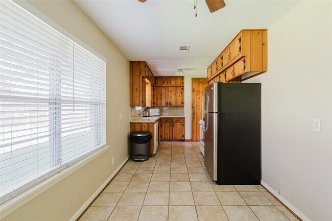 Building Photo - 5210 De Lange Ln