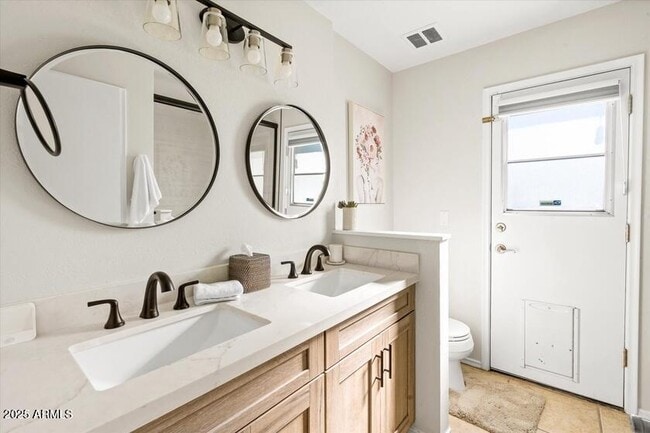 Building Photo - 6547 E Voltaire Ave