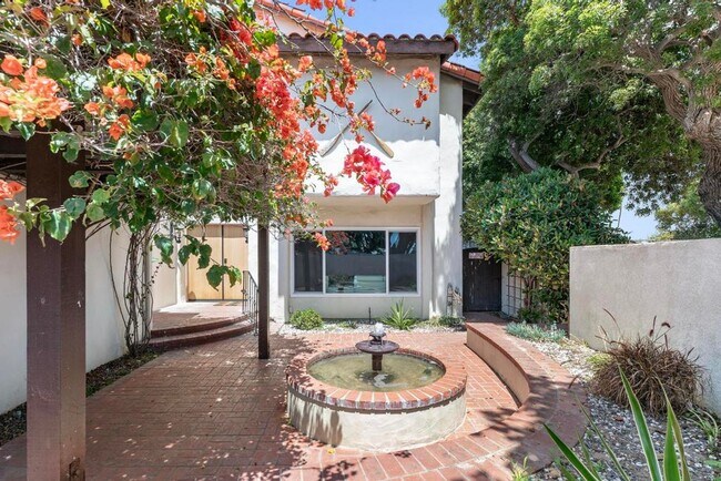 Building Photo - Stunning 5-Bed, 4-Bath Fully Furnished Hom...