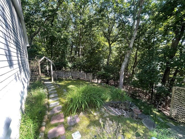 Building Photo - 106 Laurel Ln