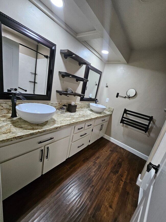 Building Photo - Stylish 2-Bed, 2-Bath Home with Generous Den in The Meadows