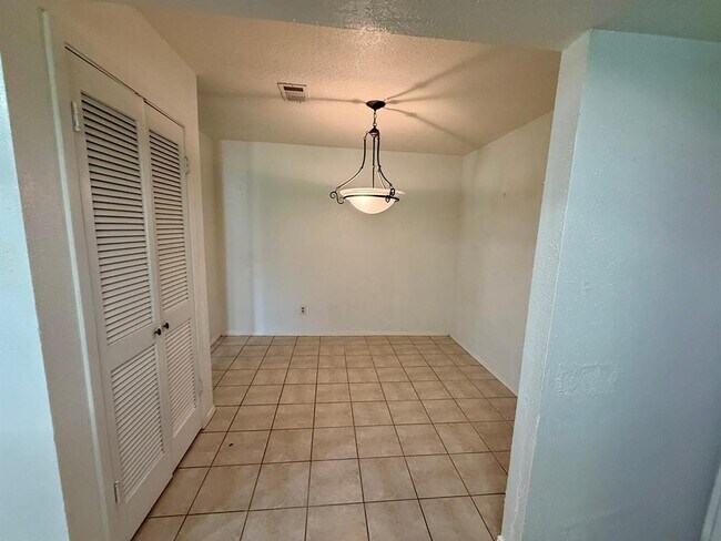 Building Photo - 9407 Pinole Ln