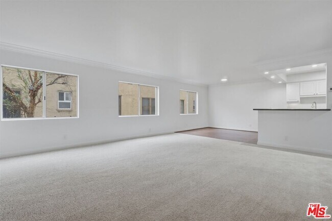 Building Photo - 435 N Oakhurst Dr