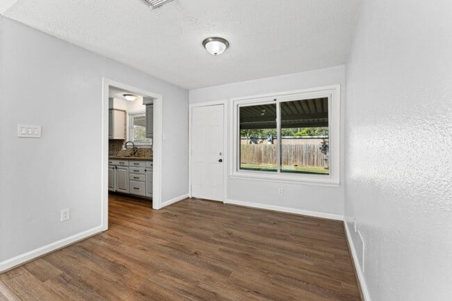 Building Photo - 2808 Pinewood Dr