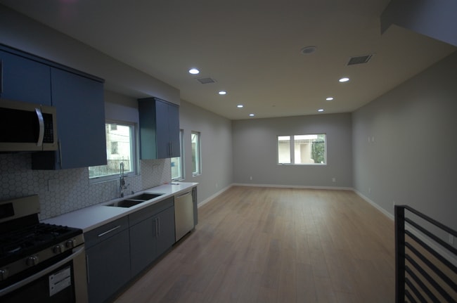 Building Photo - 648 N Serrano Ave
