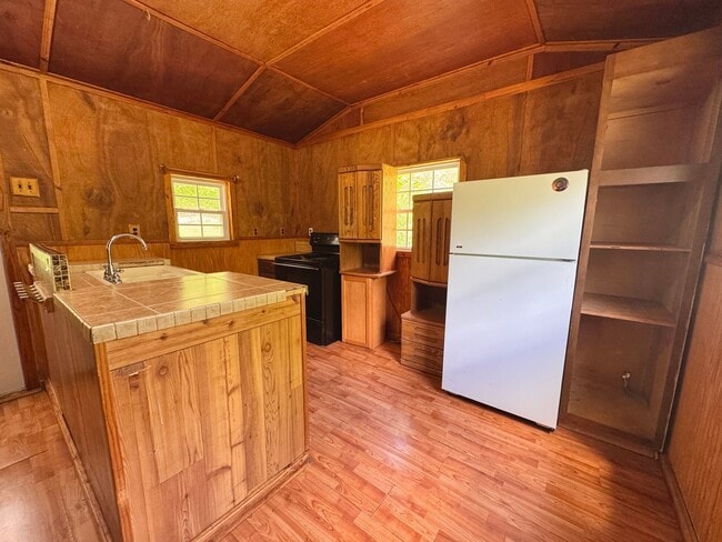 Building Photo - Country Oasis Studio with Carport