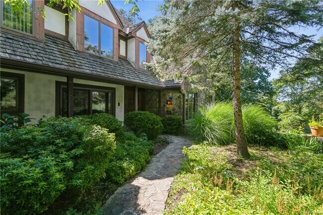 Building Photo - 61 Oak Hollow