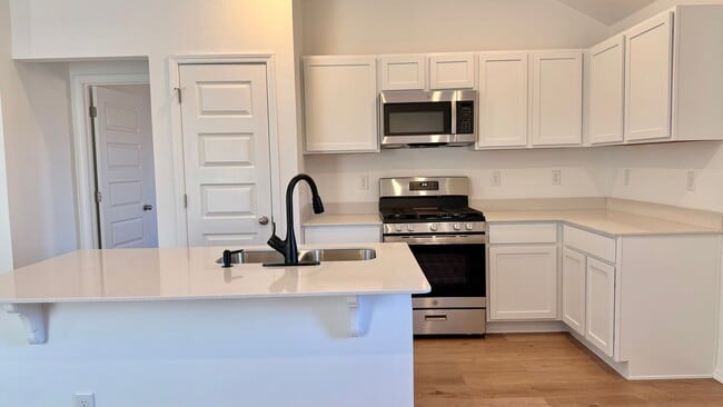 Building Photo - Brand New!! Cute 3 bed, 2 bath in Tuscany Lakes