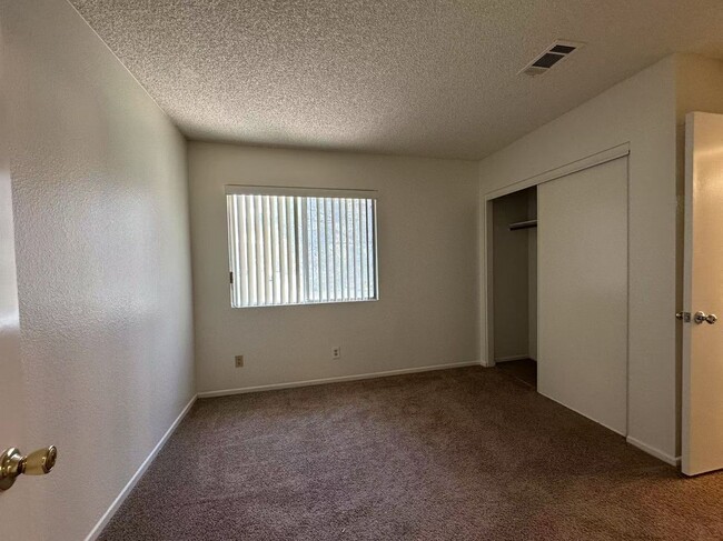 Building Photo - ozy 2-story single-family hom