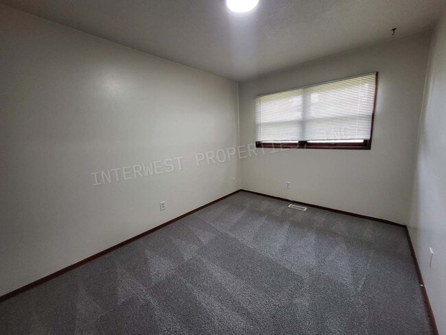 Building Photo - 3 Bd 1.5 ba Ranch Style Home in NE PDX With Washer/Dryer Hook-ups, Fenced Backyard & 2 Car Garage!
