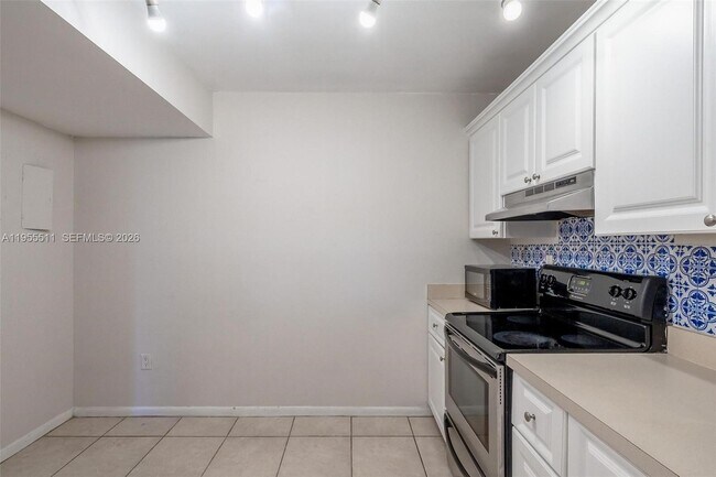 Building Photo - 711 N Pine Island Rd