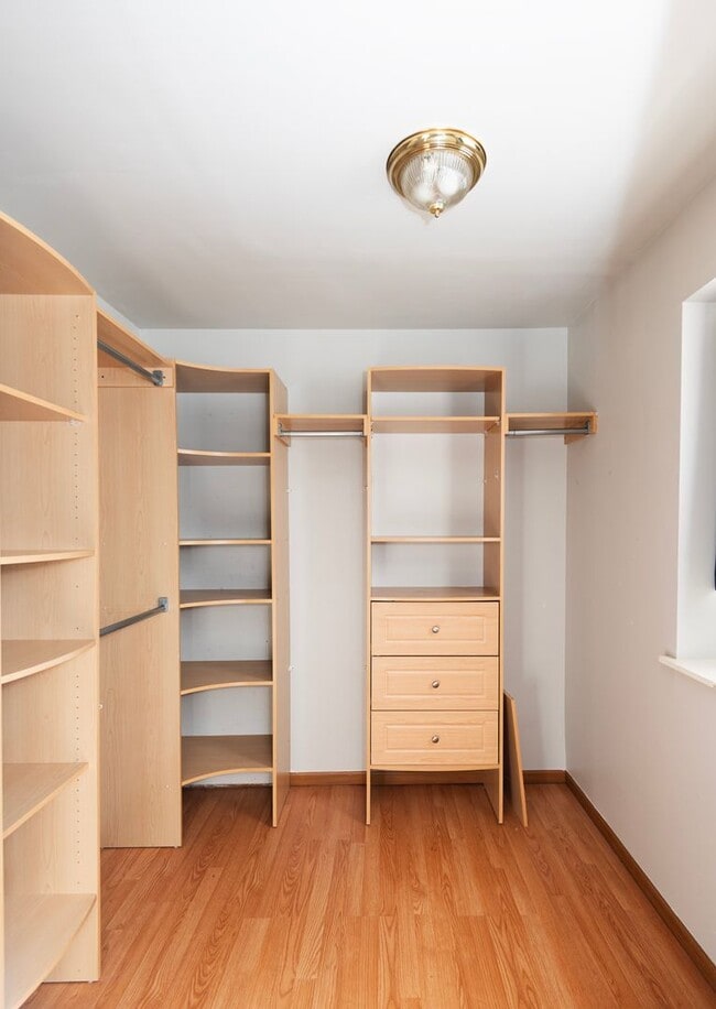 Building Photo - Spacious 2-Bedroom, 2.5-Bathroom Home