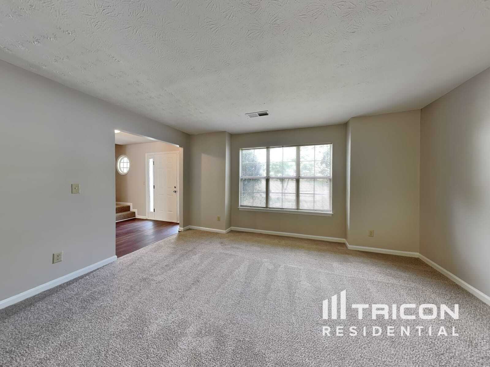 Building Photo - 2711 Woodside Dr