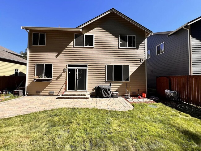 Building Photo - Beautiful Spacious 4bd 2bath Available Oct...