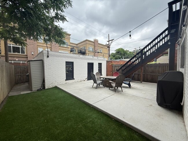 Building Photo - Modern 3-Bedroom Retreat in the Heart of C...