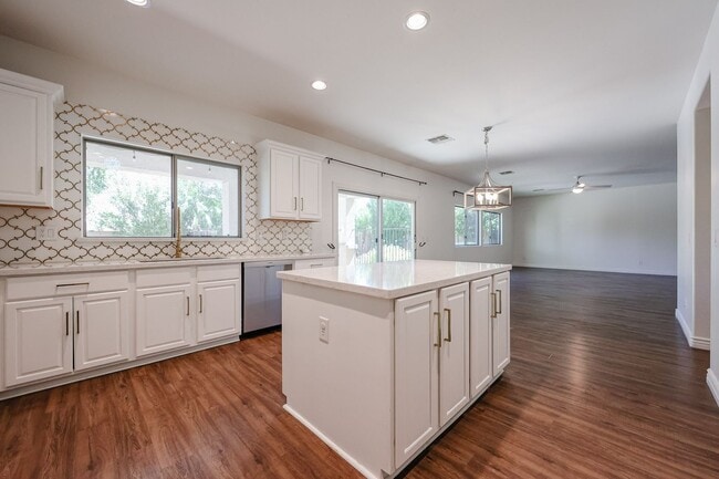 Building Photo - 2744 E Donato Dr
