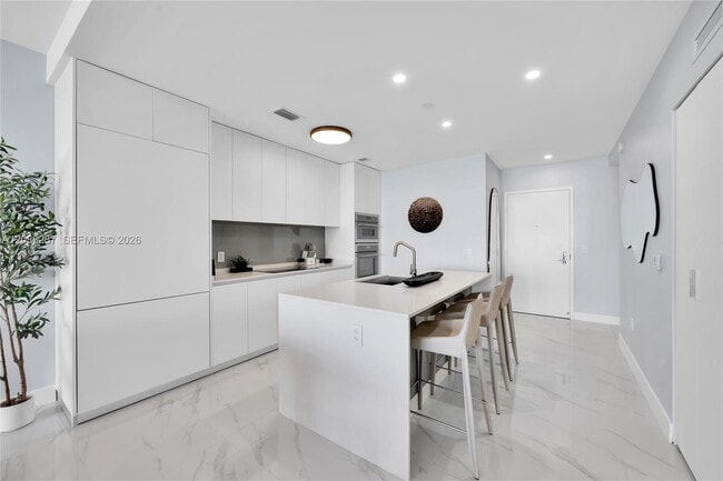 Building Photo - 700 NE 24th St