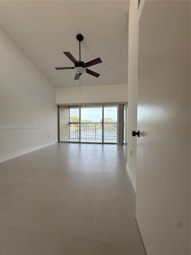 Building Photo - 14293 Kendale Lakes Cir