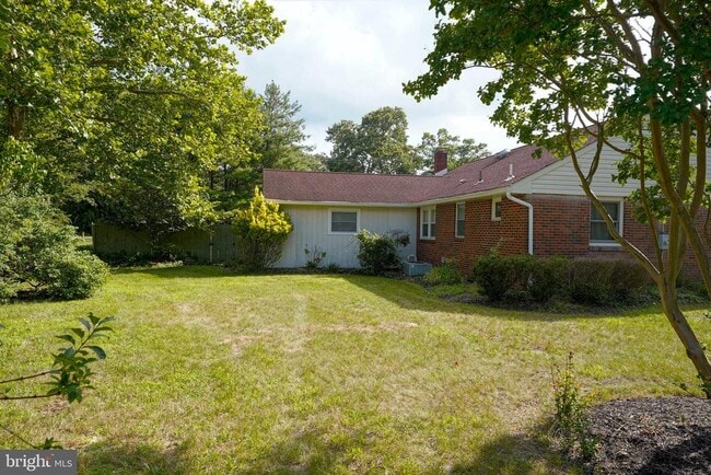 Building Photo - 11 Lake Villa Dr