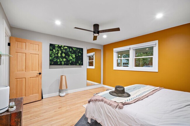 Building Photo - Furnished Downtown Bungalow!