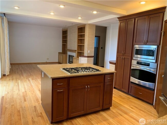 Building Photo - 4Bd/2.5Ba Sammamish Home