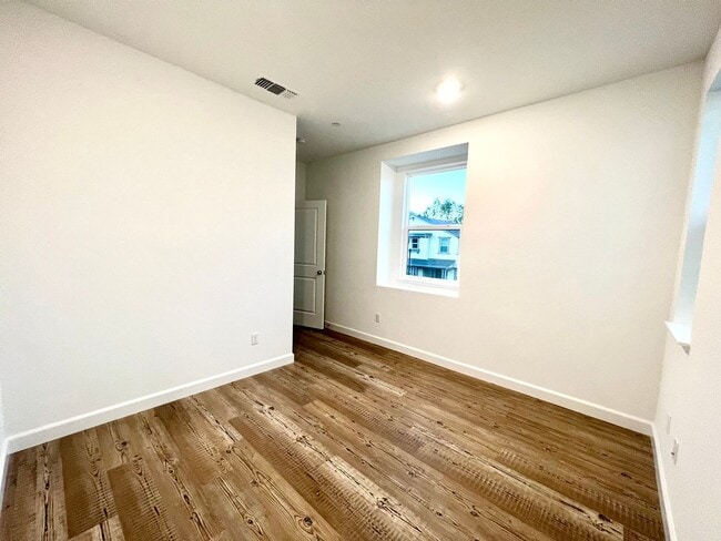 Building Photo - GORGEOUS 4 BED/3BATH IN BRENTWOOD SAVE $10...