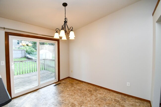 Building Photo - 705 N Montgomery Ct