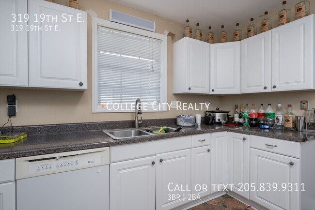 Building Photo - 319 19th St E