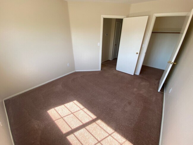 Building Photo - 4 bedroom/3 bath home located in Henderson